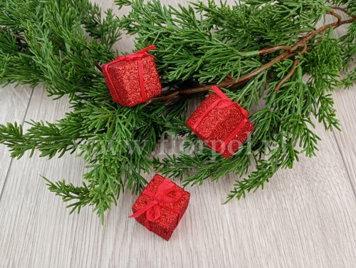 mini prezenciki w brokacie 6szt czerwony (BNPK-17-03943-25)